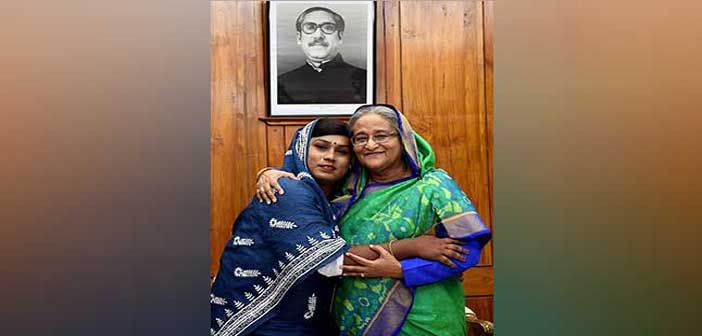 মায়ের মমতায় হিজড়াকে জড়িয়ে ধরলেন প্রধানমন্ত্রী
