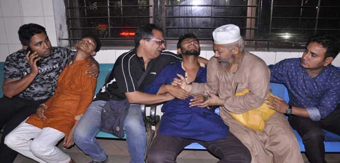 মেয়ের মৃত্যুর পর থেকেই ঢাকা মেডিকেল কলেজ (ঢামেক) হাসপাতালের বার্ন ইউনিটের আইসিইউর বাইরে বসে কাঁদছেন নুসরাতের বাবা মাওলানা এ কে এম মুসা।