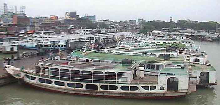 কর্মবিরতিতে নৌযান শ্রমিকরা বিপাকে যাত্রীরা