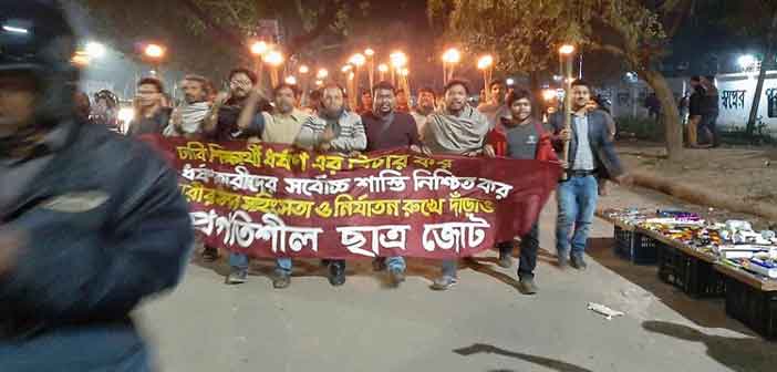 রাতেও উত্তাল ঢাবি ক্যাম্পাস